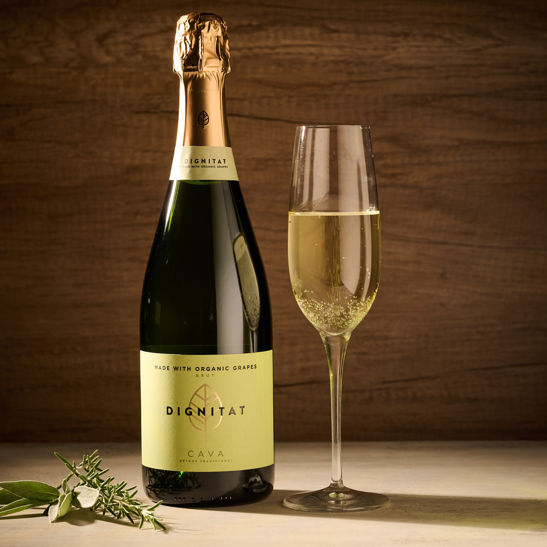 Dignitat organic Cava brut with a filled champagne flute